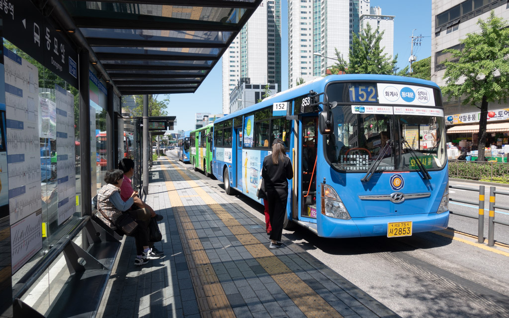 Trắc nghiệm Từ vựng Địa điểm trong thành phố Tiếng Anh 6 Right on! 0 16